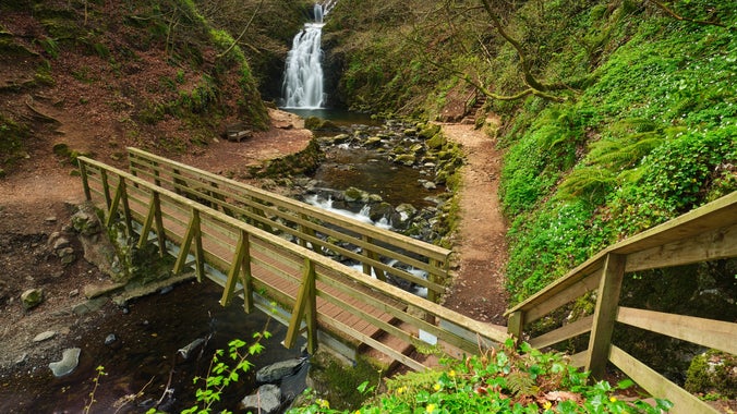 A view of Gleno Waterfall from steps descending to boardwalk.